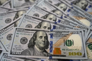 تراجع الدولار في ظل حذر المستثمرين بشأن أسعار الفائدة