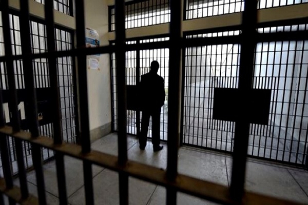 ابتدائية تونس: السجن والخطية المالية لموظف سابق استغل هاتف الوزارة للاتصال بخطيبته