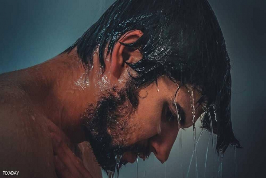 أخطاء خلال الاستحمام تدمر شعرك وبشرتك...تجنبها