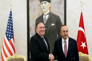 وزير الخارجية التركي يُناقش مع بومبيو العقوبات الأمريكية الجديدة