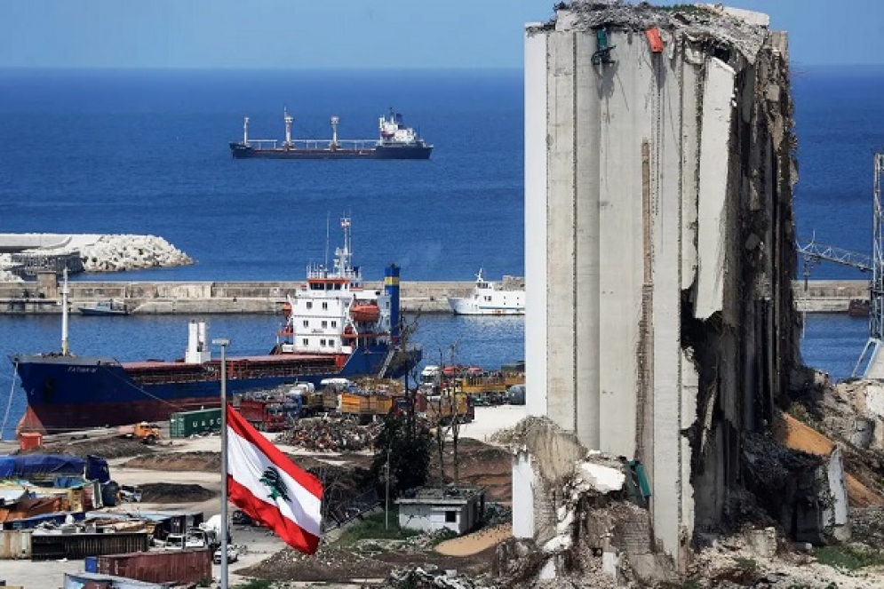 إزالة مواد كيمائية خطرة من  مرفأ بيروت