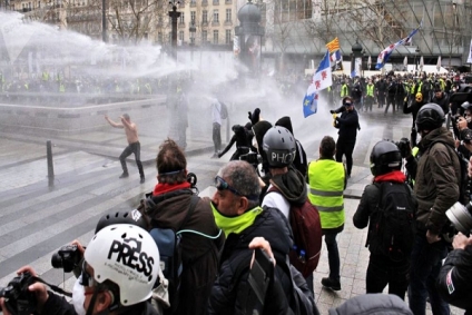 فرنسا:ماكرون يدرس قرار منع التظاهر في الشانزيليزيه