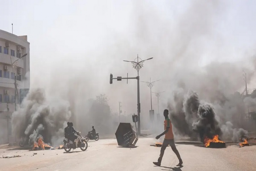 بروكينا فاسو: عسكريون يعلنون الإطاحة بالرئيس و الاستيلاء على السلطة