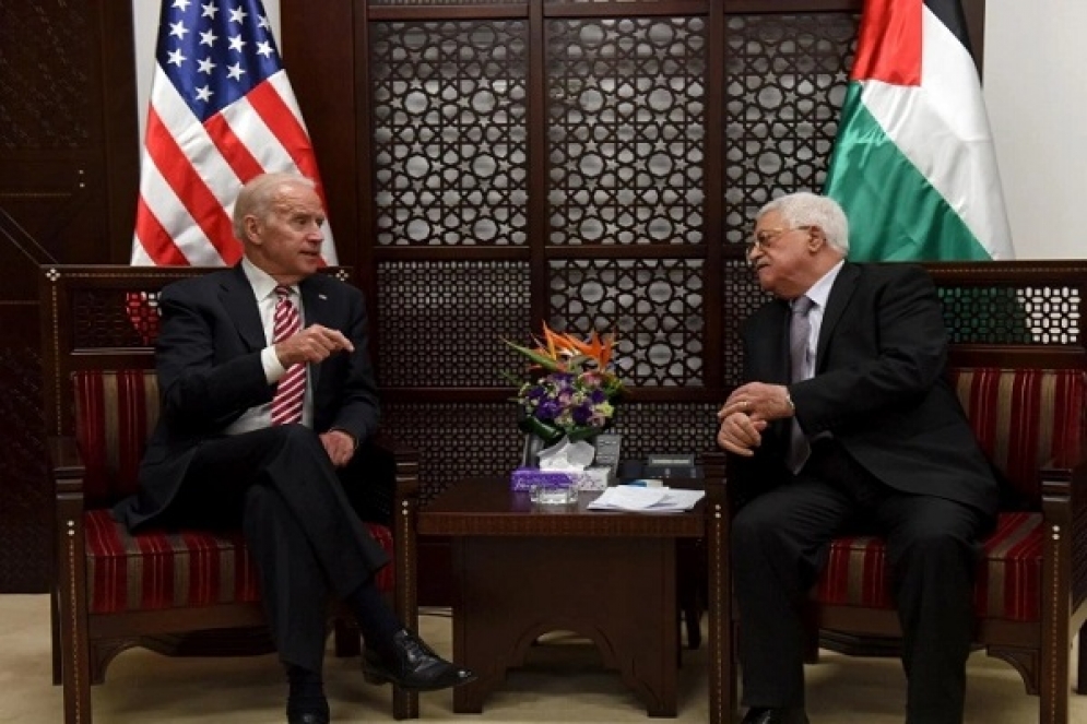 في اتصال هاتفي مع بايدن: عباس يُطالب بوضع حد للاعتداءات الصهيونية على الفلسطينيين