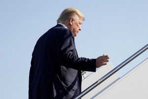 "نيويورك تايمز": مهاجمة إيران قد تجّر أمريكا لحرب طويلة أصعب من اختطاف مادورو