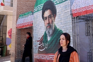 المرشد الإيراني يحدد ثوابت طهران في الخليج ومضيق هرمز