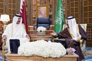 خلال استقباله لوزير الخارجية السعودي: الأمير القطري يتلقى دعوة من الملك سلمان لزيارة المملكة
