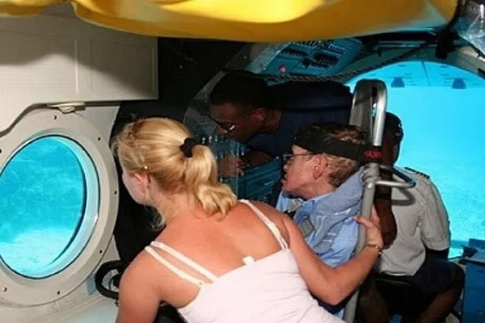 وثائق إبستين تكشف صورا فاضحة قد تورط هوكينغ (صور)