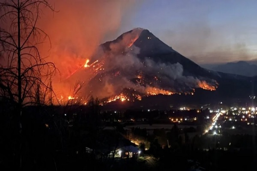 صحيفة إسبانية تُلمّح إلى شبهة تورّط سياح صهاينة في حرائق باتاغونيا في الأرجنتين