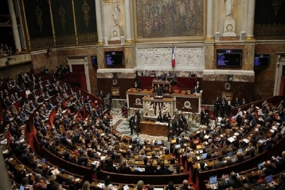 البرلمان الفرنسي يصادق على قانون الاعتذار من الحركيين الجزائريين