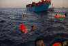 مأساة جديدة للهجرة غير الشرعية:انتشال جثث رضع و100 مفقود بسواحل ليبيا