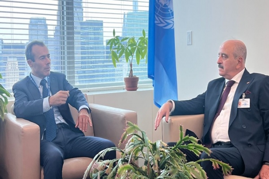 وزير الخارجية يتحادث مع الأمين العام المساعد لمنظمة الأمم المتحد