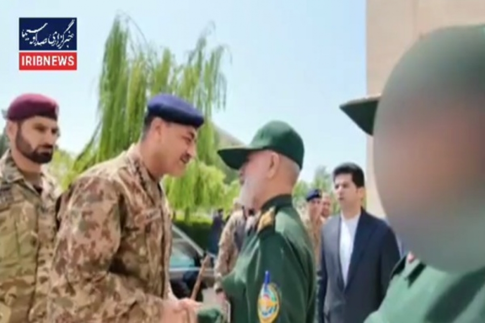 قائد مقر "خاتم الأنبياء" لقائد الجيش الباكستاني: إيران مستعدة للرد بقوة على أي اعتداء