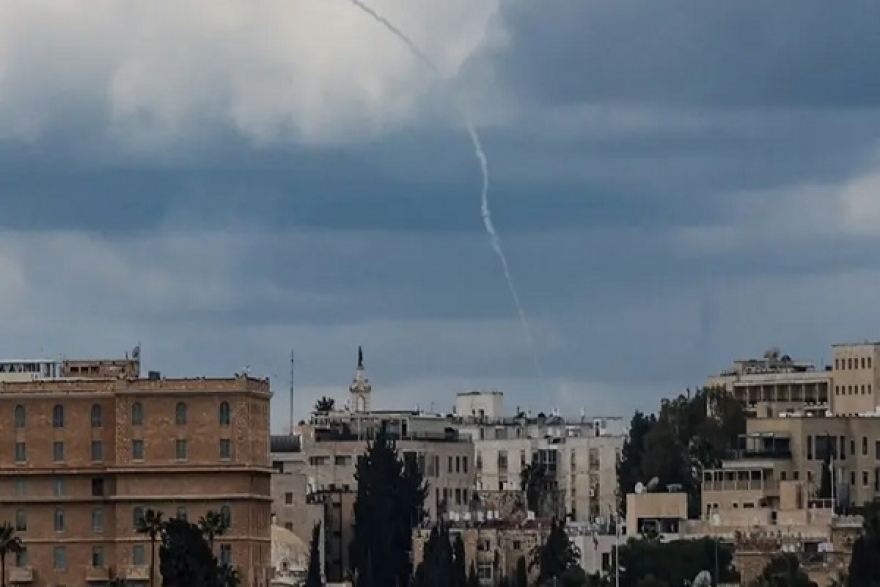 الشرطة الصـ.ـهيونية: سقوط شظايا صواريخ هجومية واعتراضية في القدس