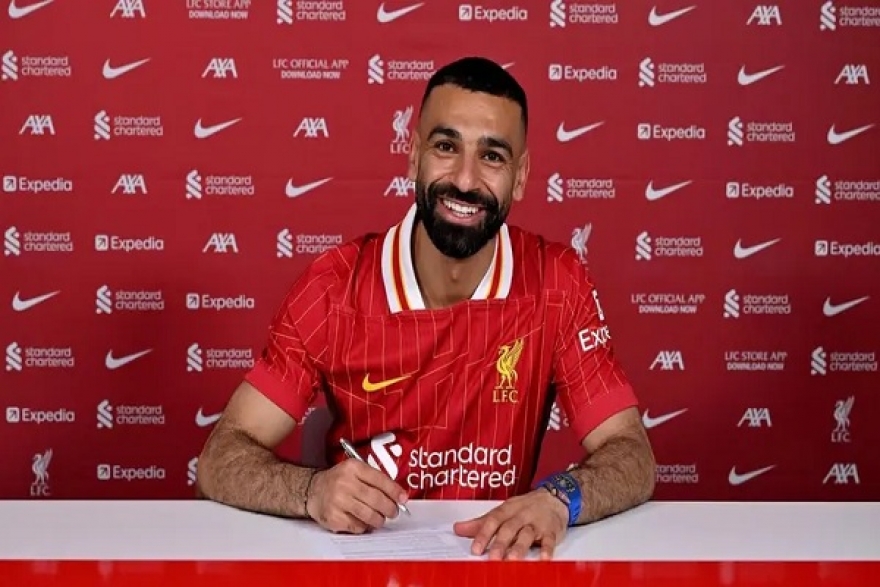 مليون دولار في يد محمد صلاح لحظة توقيعه مع ليفربول (صورة)