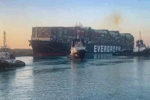 مصر...جنوح سفينة في قناة السويس ومحاولات لتعويمها