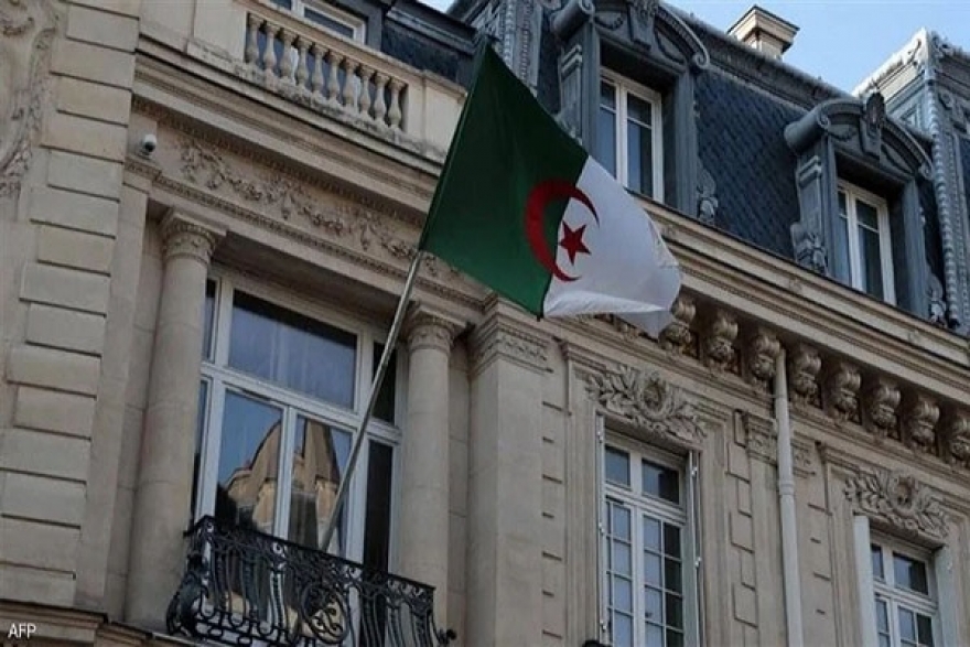 الجزائر تدعو 12 موظفا من السفارة الفرنسية إلى مغادرة البلاد خلال 48 ساعة