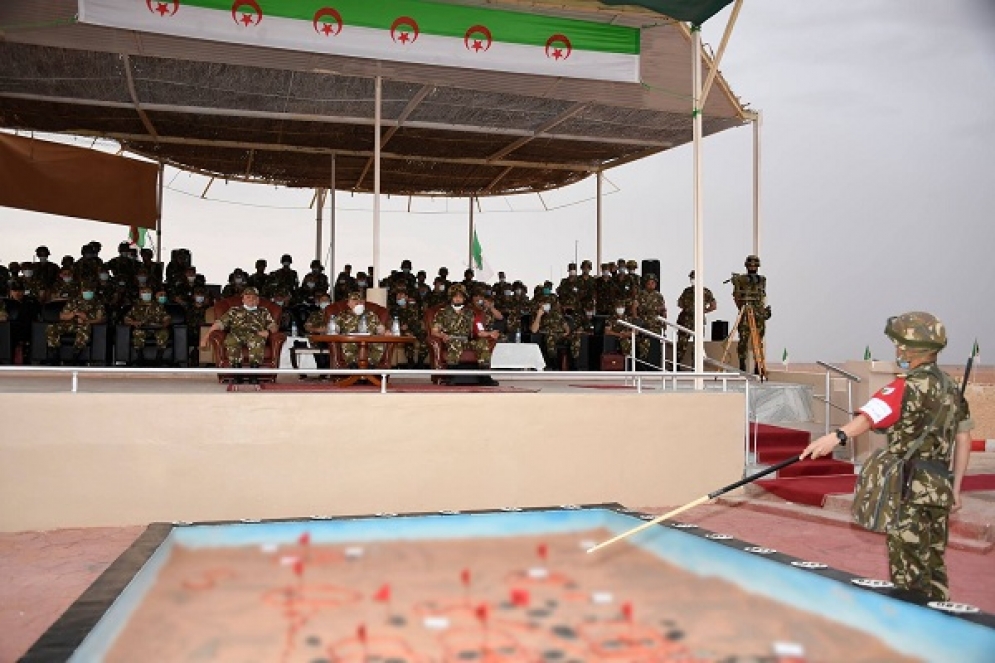 الجيش الجزائري يجري مناورة بالذخيرة الحية