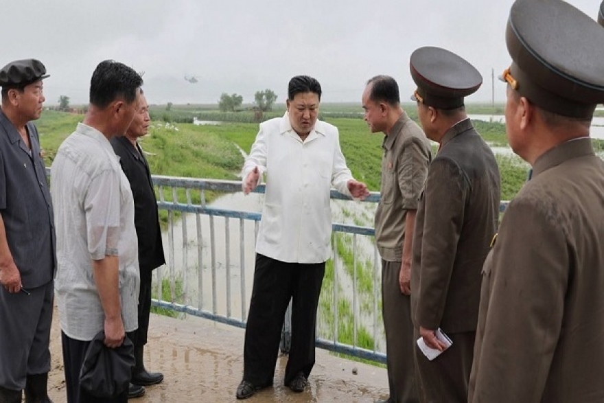 زعيم كوريا الشمالية يوبّخ مسؤولين لفشلهم في تجنب أضرار الفيضانات