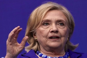 هيلاري كلينتون تطالب باستدعاء ترامب للإدلاء بإفادته في قضية إبستين