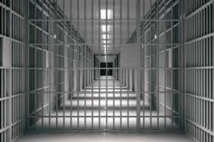 أحكام سجنيّة في حقّ أمنيين إثنين من أجل التورّط في شبكة لترويج المخدرات