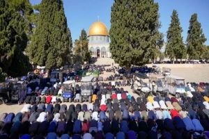 رغم المضايقات والاستفزازات.. الآلاف يؤدون الجمعة في المسجد الأقصى