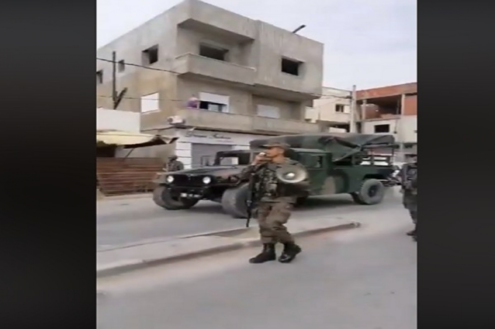 تنفيذا للأمر الرئاسي: الجيش ينتشر في الشوارع لفرض الحر الصحي(فيديو)