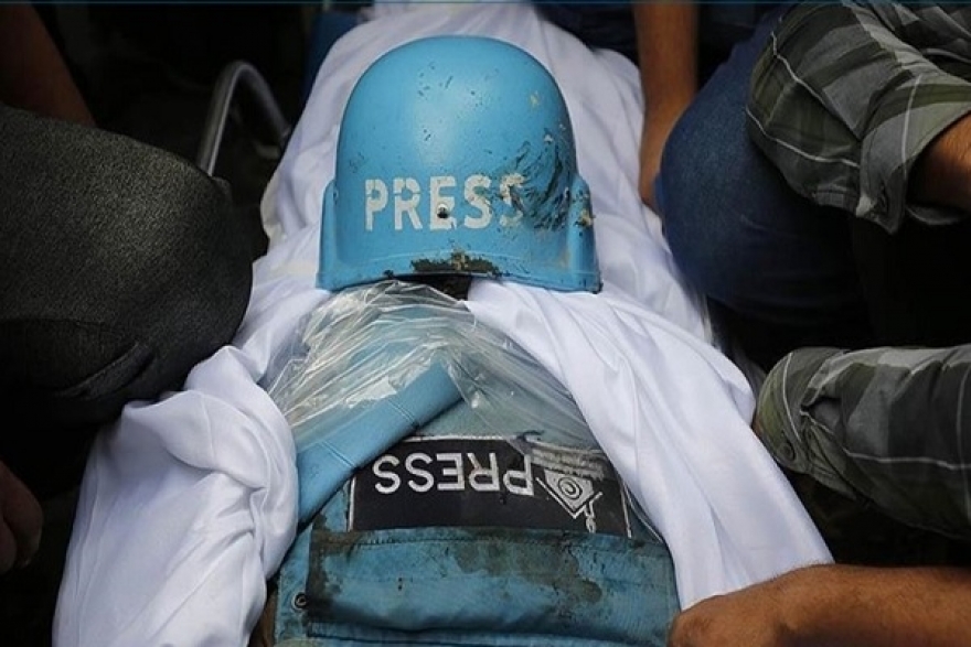 14 شهيدا بينهم صحفيون في قصف الاحتلال لمجمع ناصر الطبي