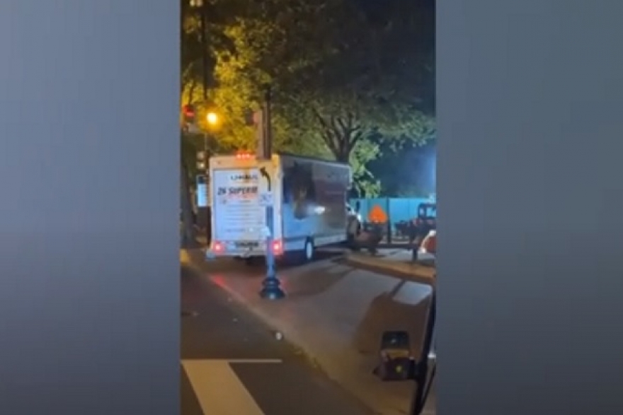 سائقها يواجه تهما جنائية... شاحنة تصطدم بحواجز أمنية قرب البيت الأبيض
