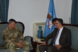  قائد &quot;الافريكوم&quot; يلتقي وزير الدفاع بحضور السفير الليبي و الأمريكي